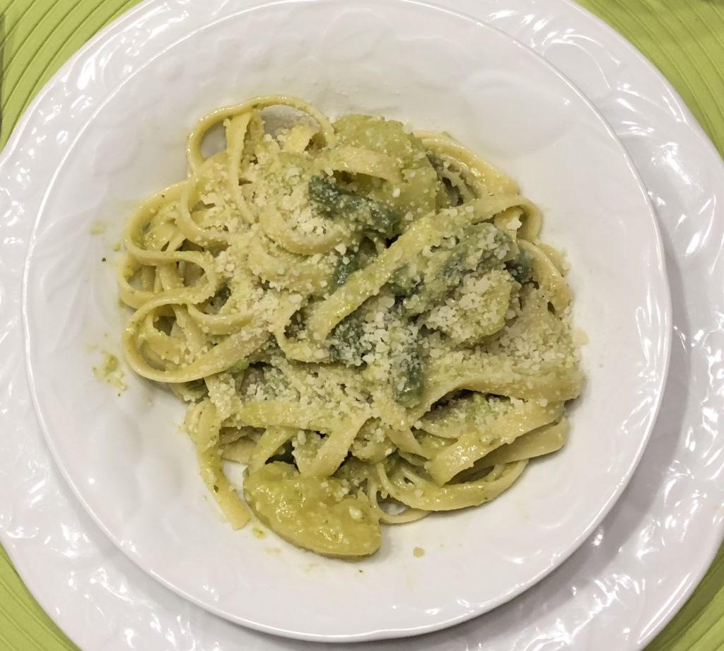 Teller mit Fettucine, grünen Bohnen und Kartoffeln