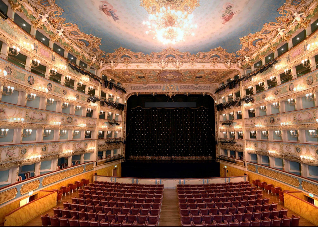 _Blick auf die Bühne des prachtvoll ausgestatteten Innenraums des Teatro La Fenice. Silvester- und Neujahrskonzerte in Funk, Fernsehen und Kino