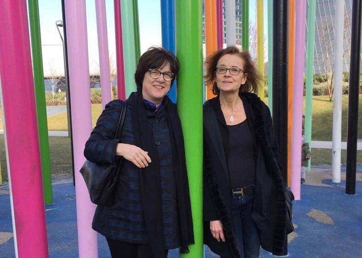 Die Projektleiterinnen Caroline Lüderssen (links) und Barbara Thurau (rechts) vor der Skulptur „Coloris“ der Künstlerin Pascale Marthine Tayou, die sich im CityLife-Park in Mailand befindet Kunst im Dialog: Austausch der Kunstakademie Brera und der Städelschule Frankfurt