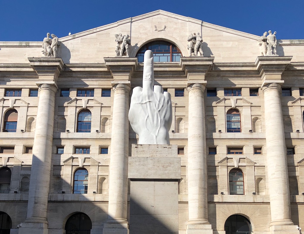Auf einem überdimensionierten, beigefarbenen Sockel steht ein knapp 5 Meter hoher Mittelfinger aus Carrara-Marmor vor einem Gebäude aus beigem Kalkstein. Die Fassade entspricht der faschistischen Architektur: blockhafte Baugliederung durch schlichte, glatte Säulen, die auf quadratischen Sockeln stehen. Auf den Kapitellen, den oberen Abschlüssen, stehen paarweise Skulpturen. Bei der Skulptur sind bis auf den Mittelfinger alle anderen Finger abgebrochen. Der Stinkefinger zeigt in Richtung Bevölkerung. L.O.V.E. – Maurizio Cattelans Statement vor der Mailänder Börse