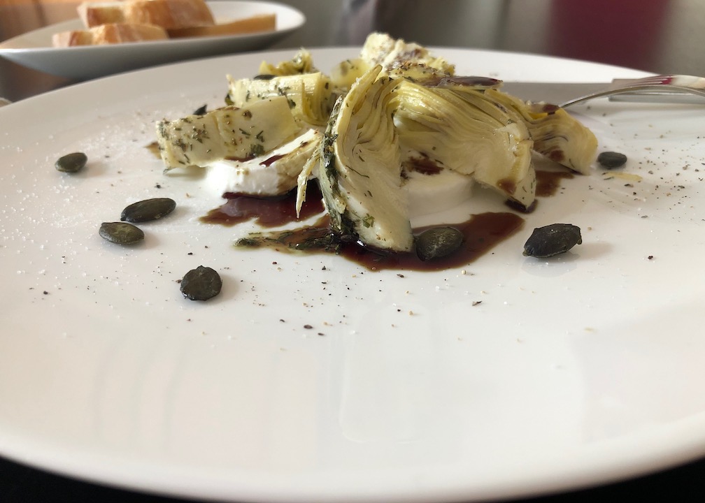 Vorspeise aus Büffelmozzarella und Artischocken