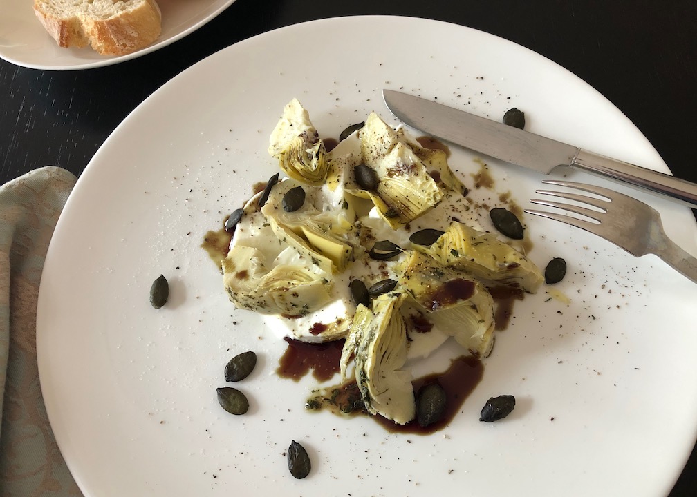 Vorspeise aus Büffelmozzarella und Artischocken