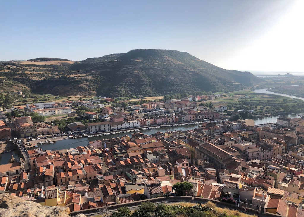 Blick vom Schloß Seravalle über die Hausdächer, den Fluß Temo und im Hintergrund eine Hügellandschaft.