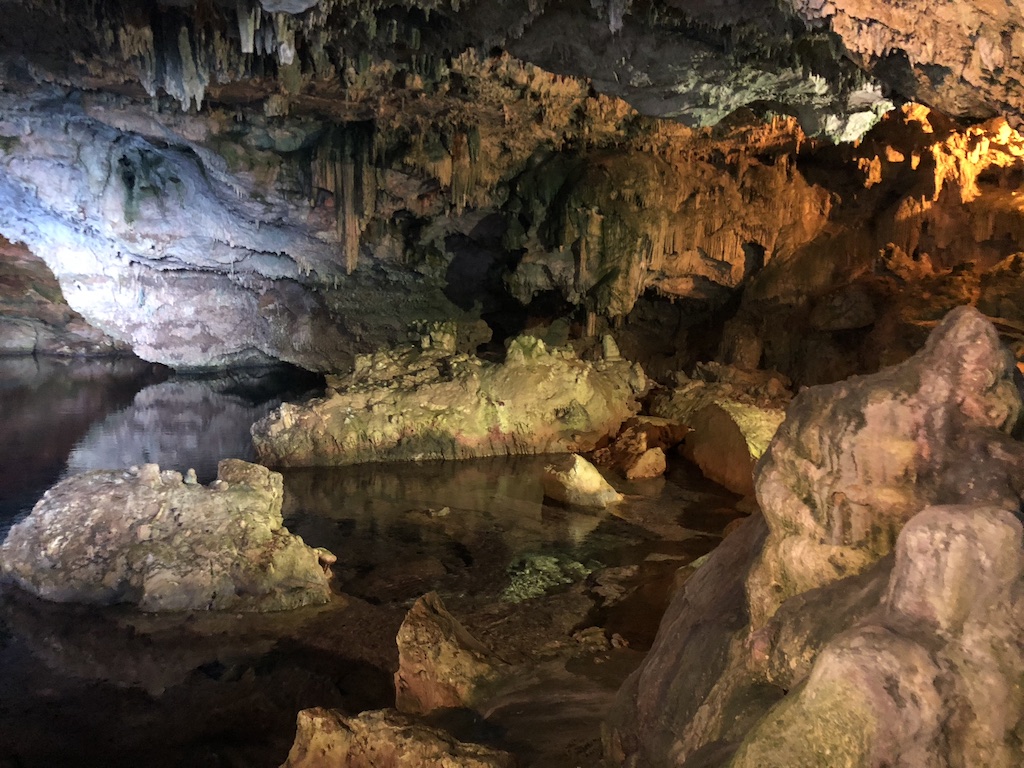 Sollte beim Urlaub in Bosa besucht werden:: Ansicht der Neptungrotte 