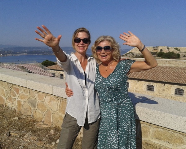 Carola Raum und Jutta Speidel in sommerlicher Kleidung vor sardischer Kulisse.