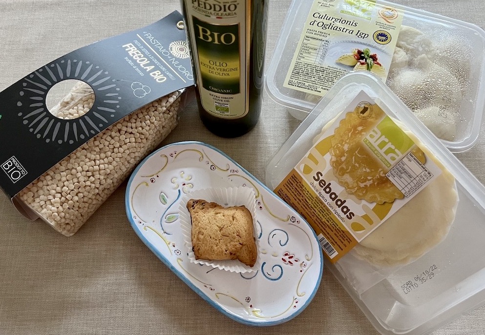 Kulinarische Mitbringsel Sardinien Kulinarische Mitbringsel von Sardinien: Fregula, Olivenöl, Papessini, Seadas, Culurgiones, Keramik