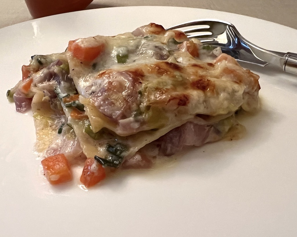 Spitzkohl-Lauch-Karotten-Lasagne mit Béchamelsoße