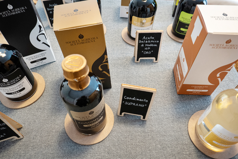 Verschiedene Aceti Balsamici Auf einem Tisch stehen verschiedene Aceti Balsamici, die Vanessa Wanhoff von balsAmici bei ihren Tastings vorstellt.