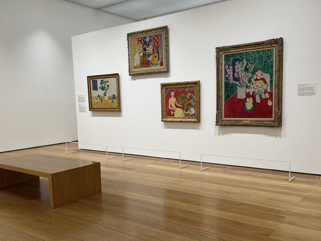 Auf einer weißen Wand hängen versetzt vier Gemälde unterschiedlicher Größe von Henri Matisse